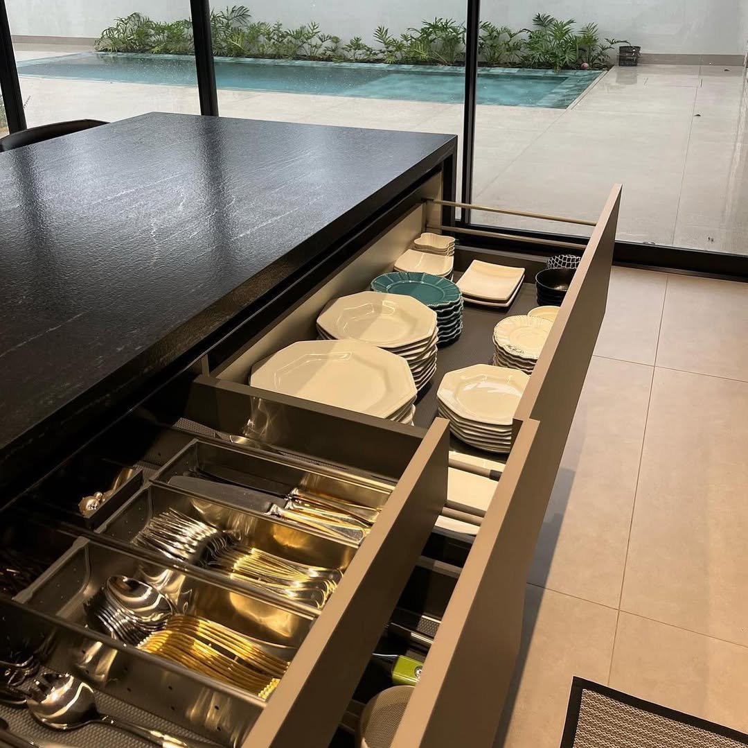 A leveza de uma cozinha organizada. #posmudanca #organização #organizacaoprofissional #personalorganizer #cozinha #home