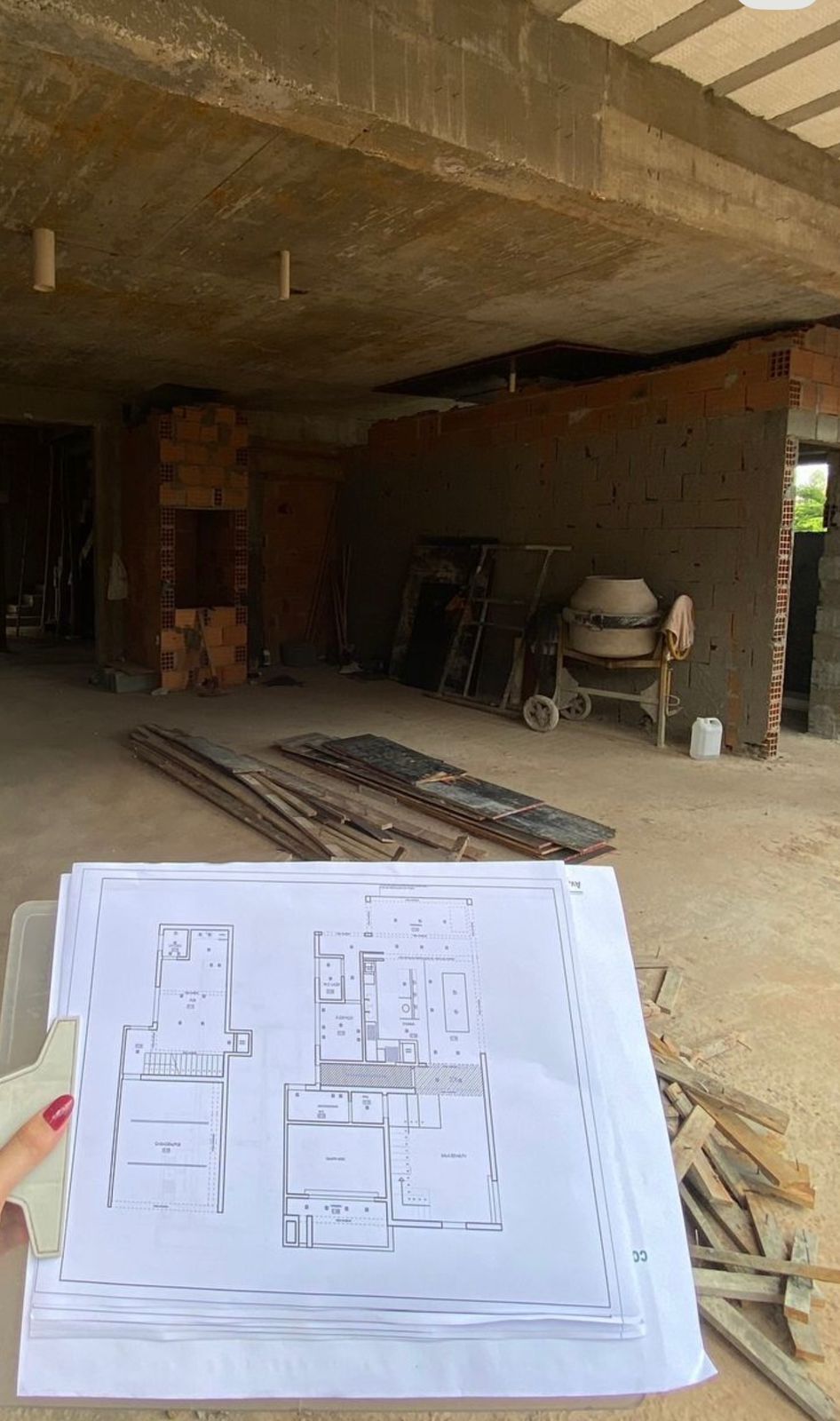 Ambiente com marcenaria integrada à organização